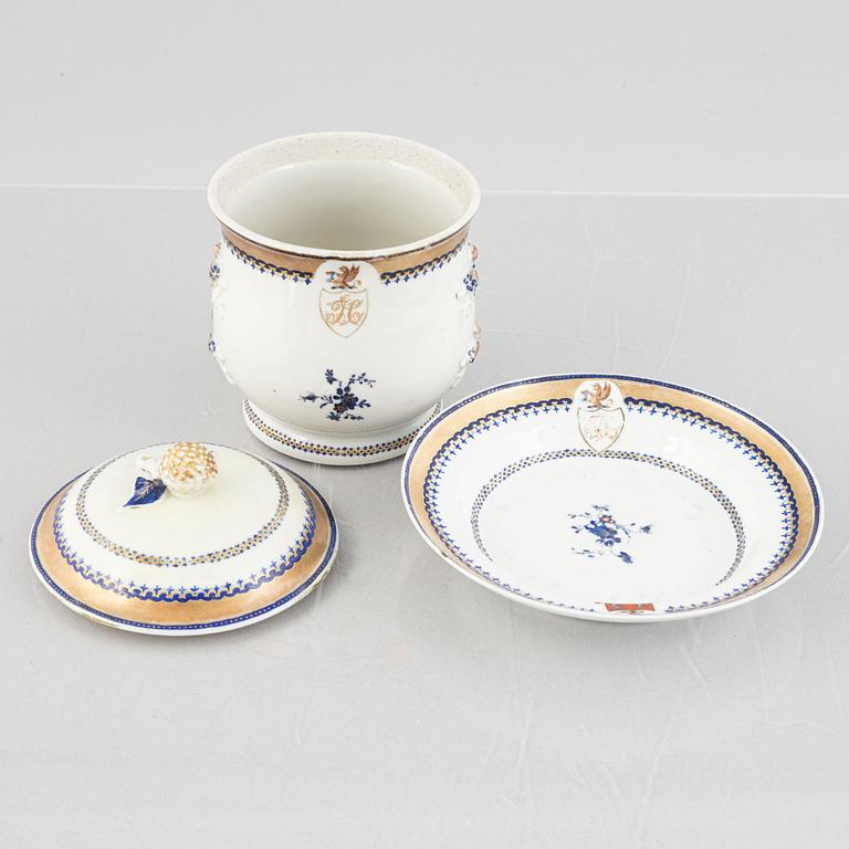 A porcelain tea caddie and mug with cover and saucer, China, Qing dynasty, late 18th century.