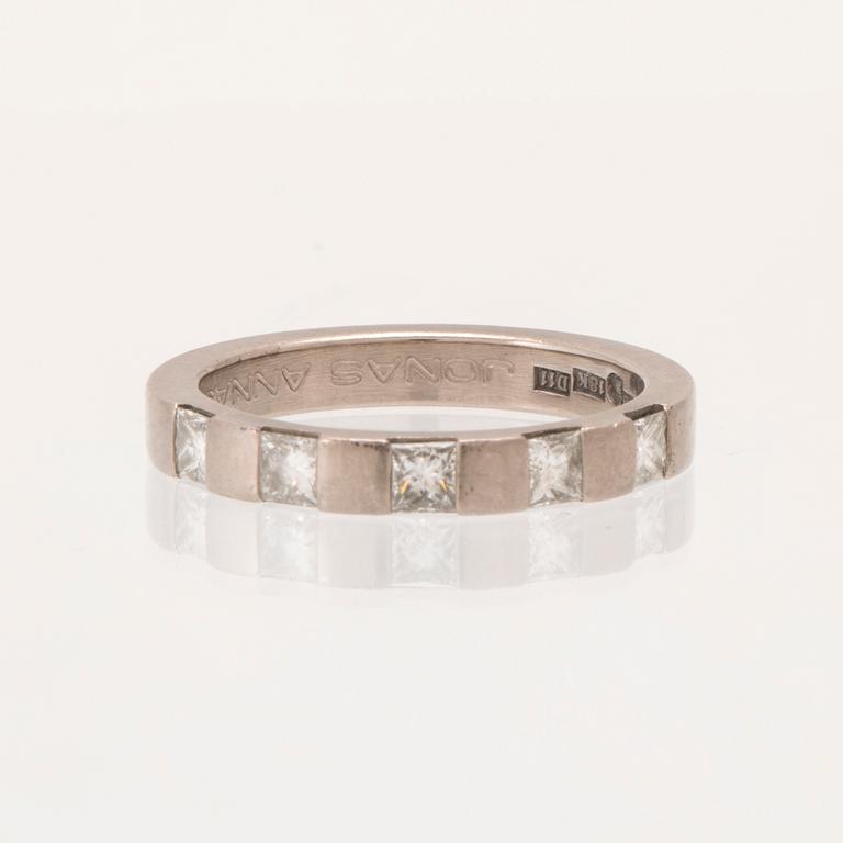 Ring halvallians 18K vitguld med prinsesslipade diamanter, Atelje Guld-Bros Stockholm.