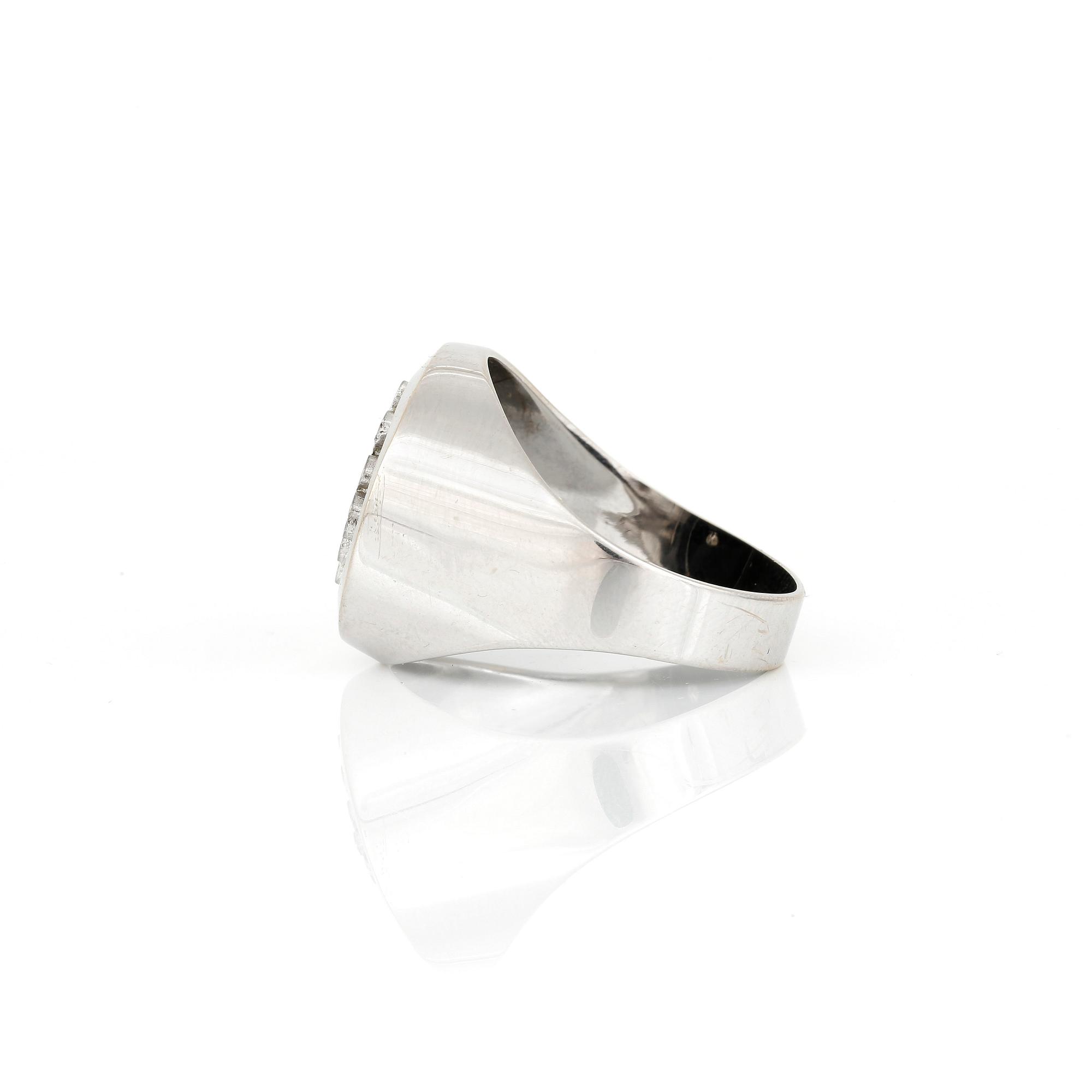 RING, 18K vitguld med sannolikt onyx. Total vikt ca 7,94 g.