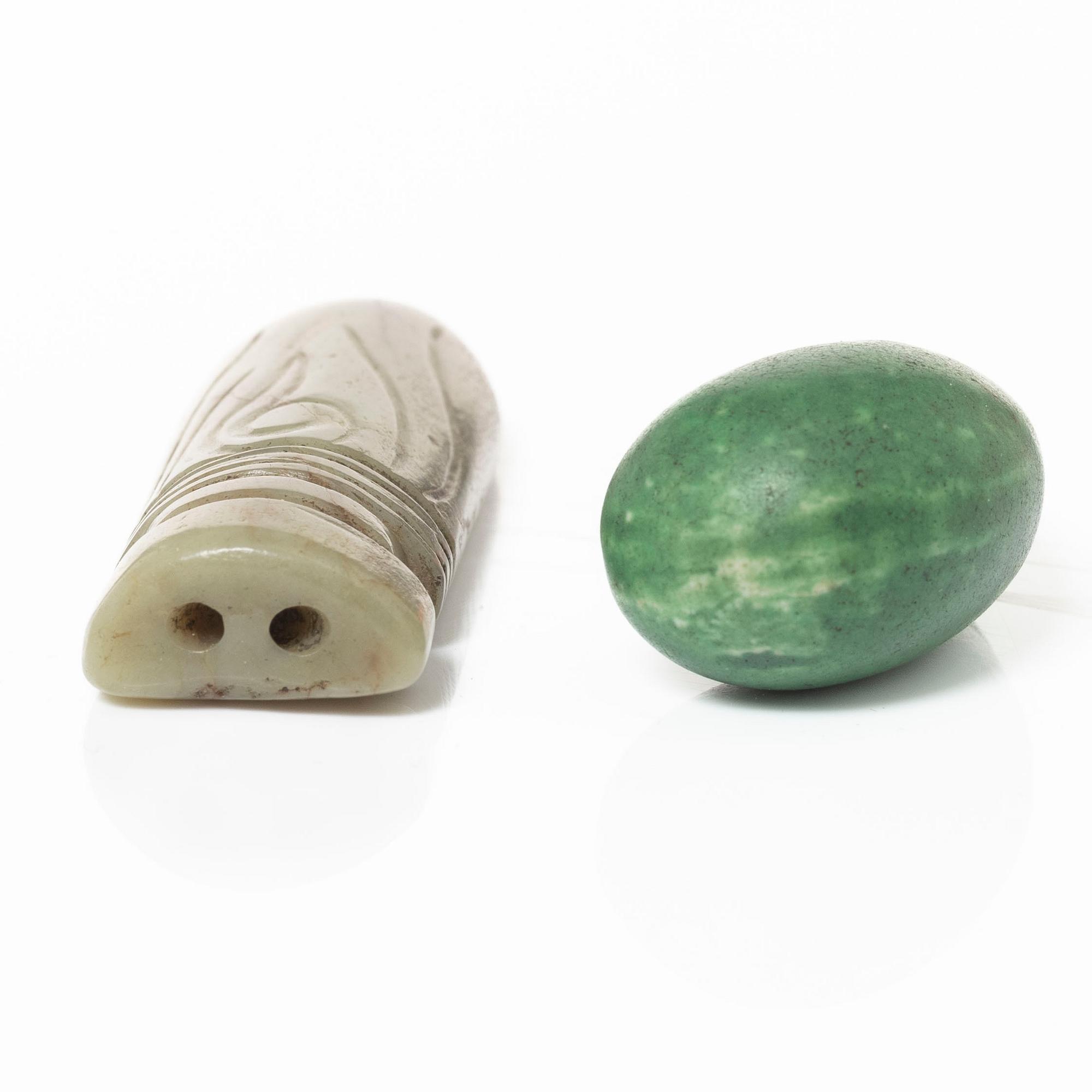 Snusflaska och amulett, sten respektive porslin, Kina, Qindynastin.