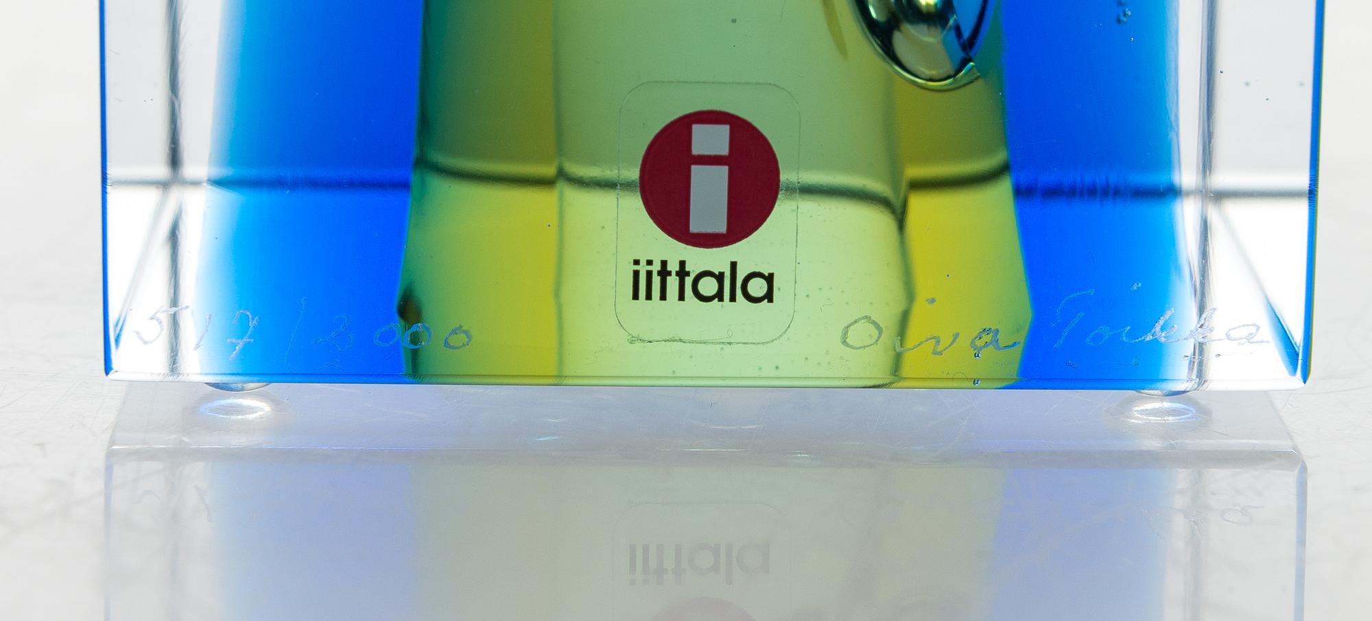 OIVA TOIKKA, a glass cube signed Oiva Toikka Nuutajärvi 2007 517/2000.