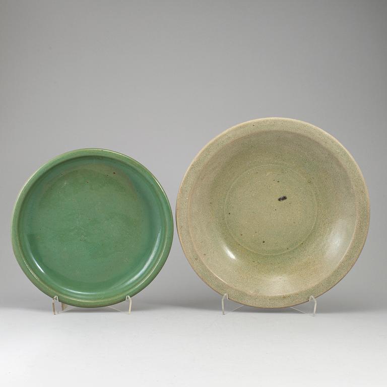 Two celadon dishes, Mingstyle, 20th Cenutry.