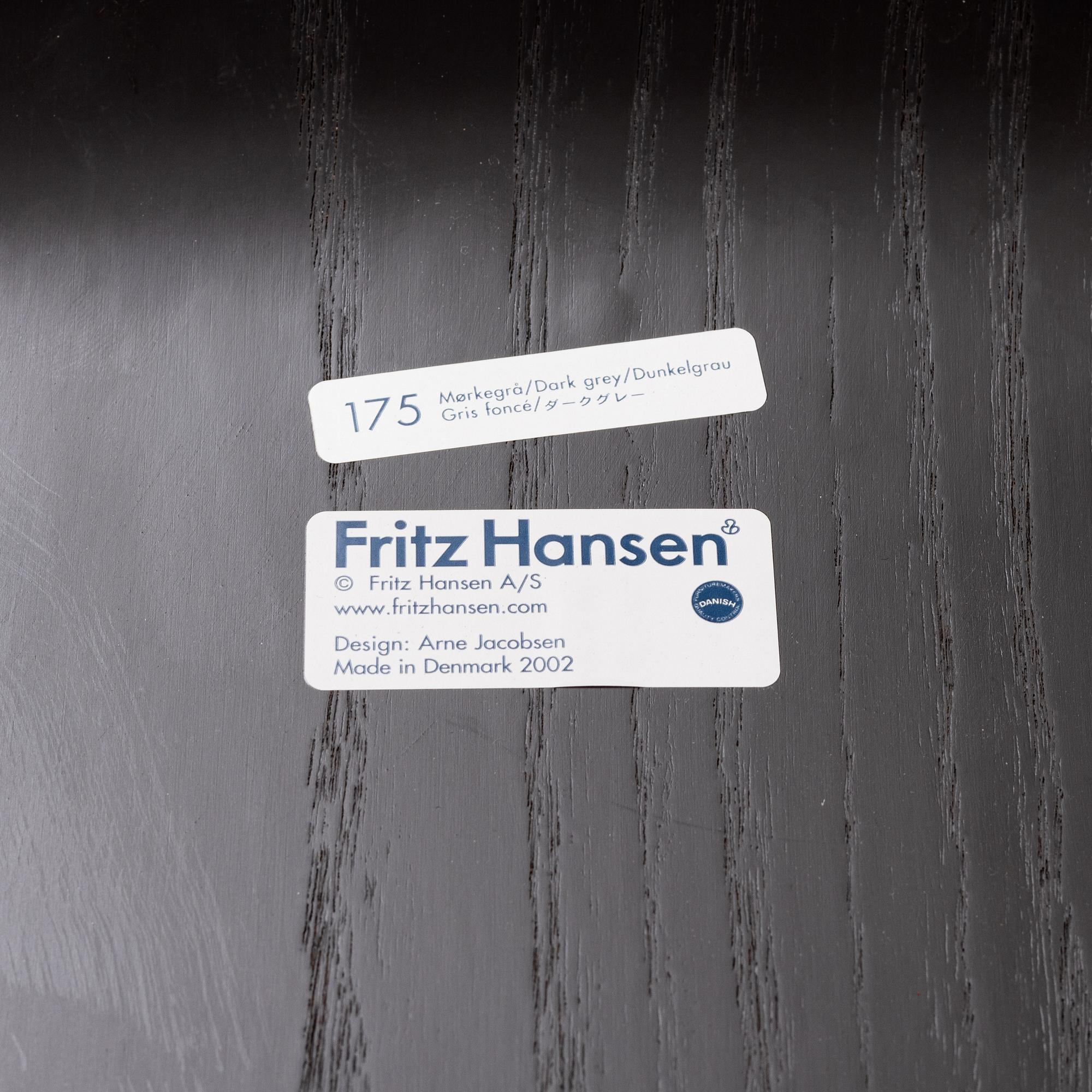 Arne Jacobsen, stolar, ett par, "Sjuan", Fritz Hansen, Danmark, daterade 2002.