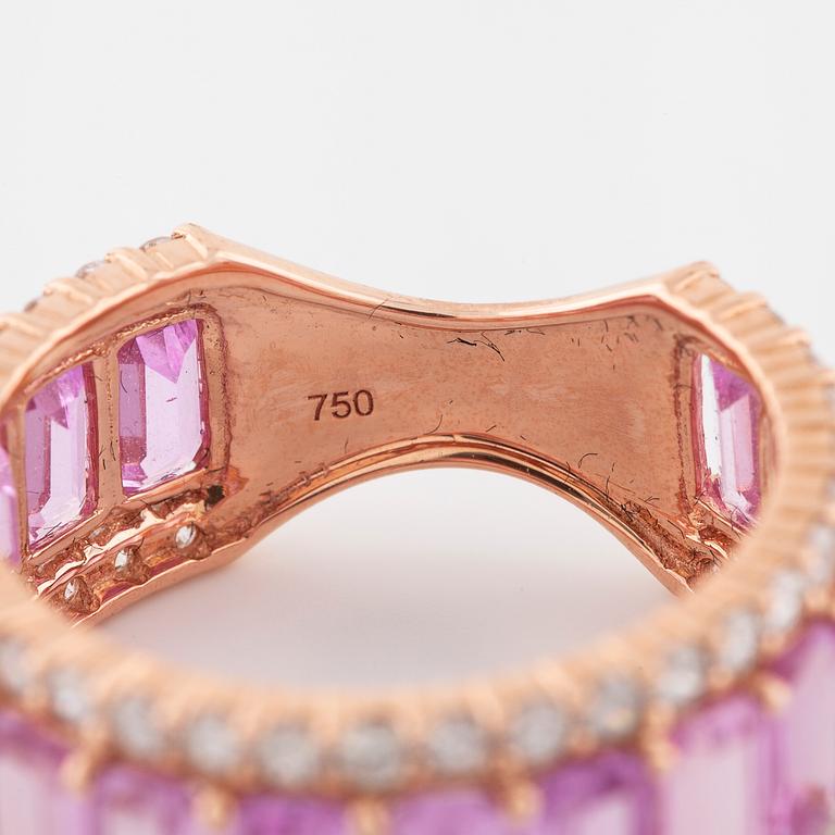 RING, med smaragdslipade rosa safirer ca 4.45 ct samt briljantslipade diamater ca 0.95 ct.