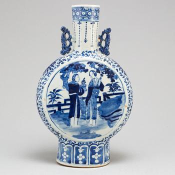 A blue and white moon flask, Qing dynasty, circa 1900.