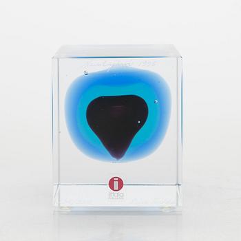 Oiva Toikka, annual glass cube 1998, signed Oiva Toikka Nuutajärvi 1998, 234/2000.