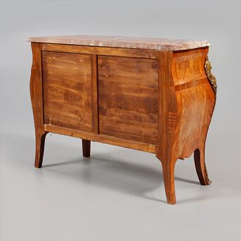 BYRÅ, rokokostil, 1900-talets andra hälft.