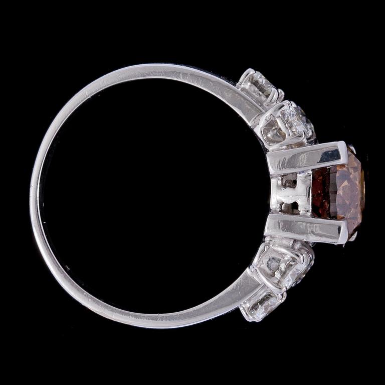 RING, cognacsfärgad briljantslipad diamant, 2.05 ct. samt mindre tot.ca 0.66 ct.