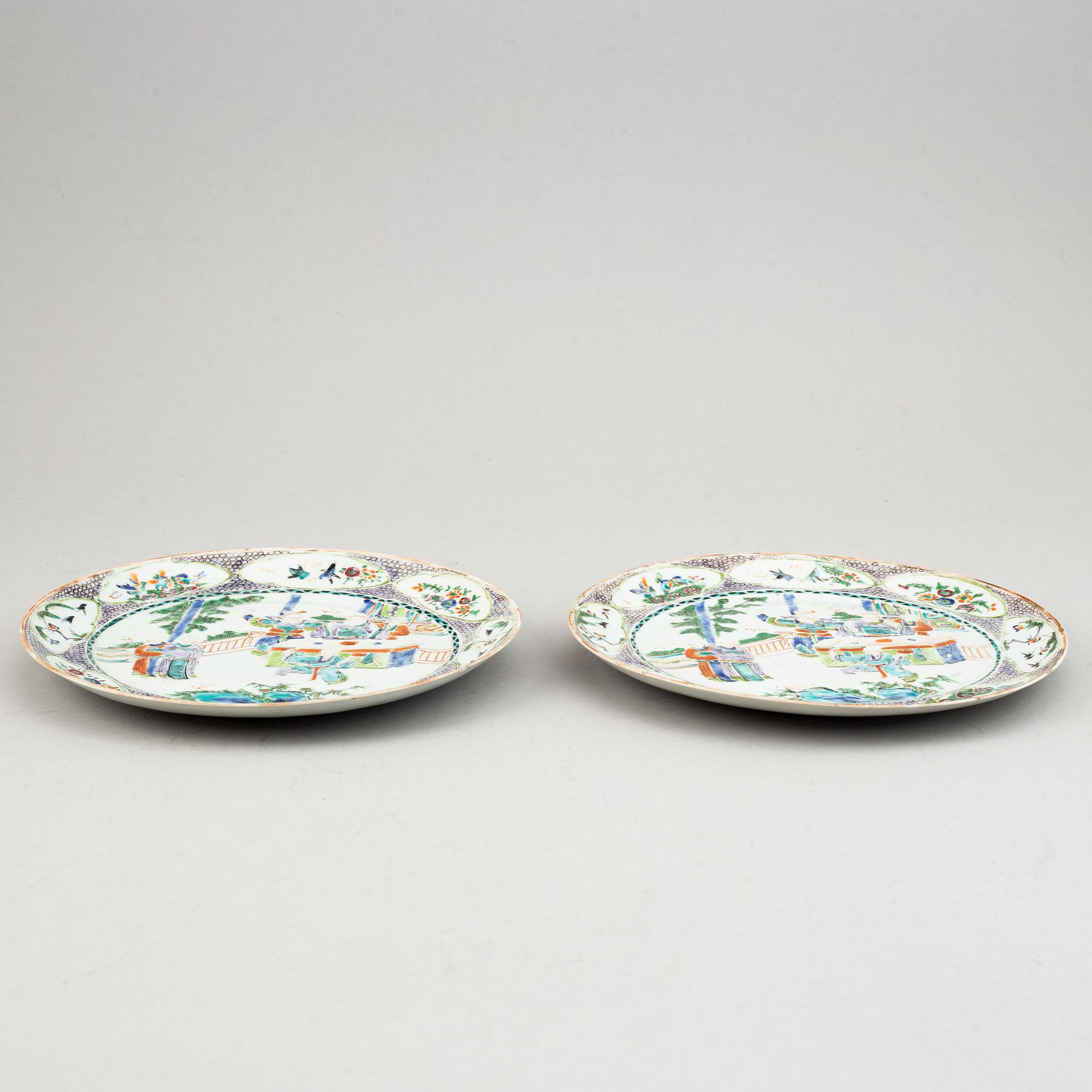 A blue and white export dish and two famille rose dinner plates, Qing dynasty 18th/19th Century.