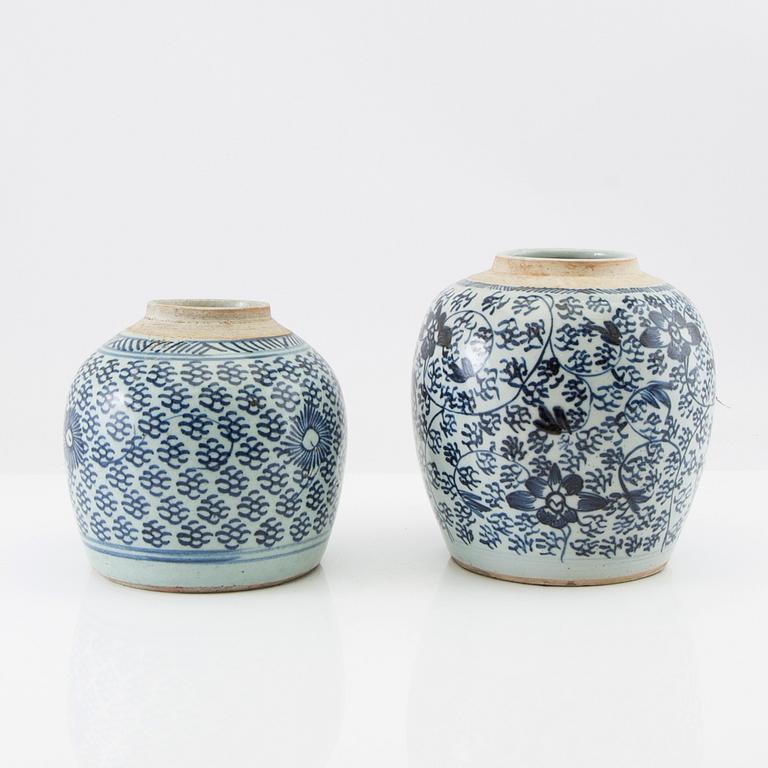 A set of two blue and white jars, late Qing dynasty/early 20th century.