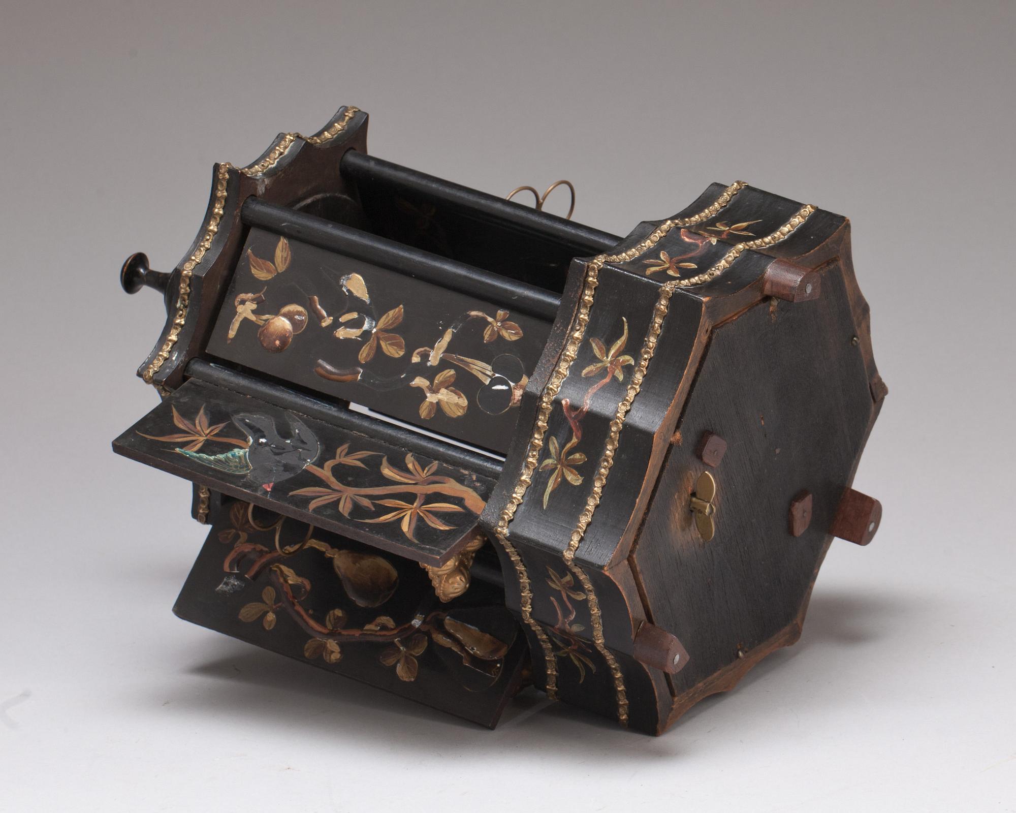 CIGARRSTÄLL MED SPELDOSA, trä, 1800/1900-tal.