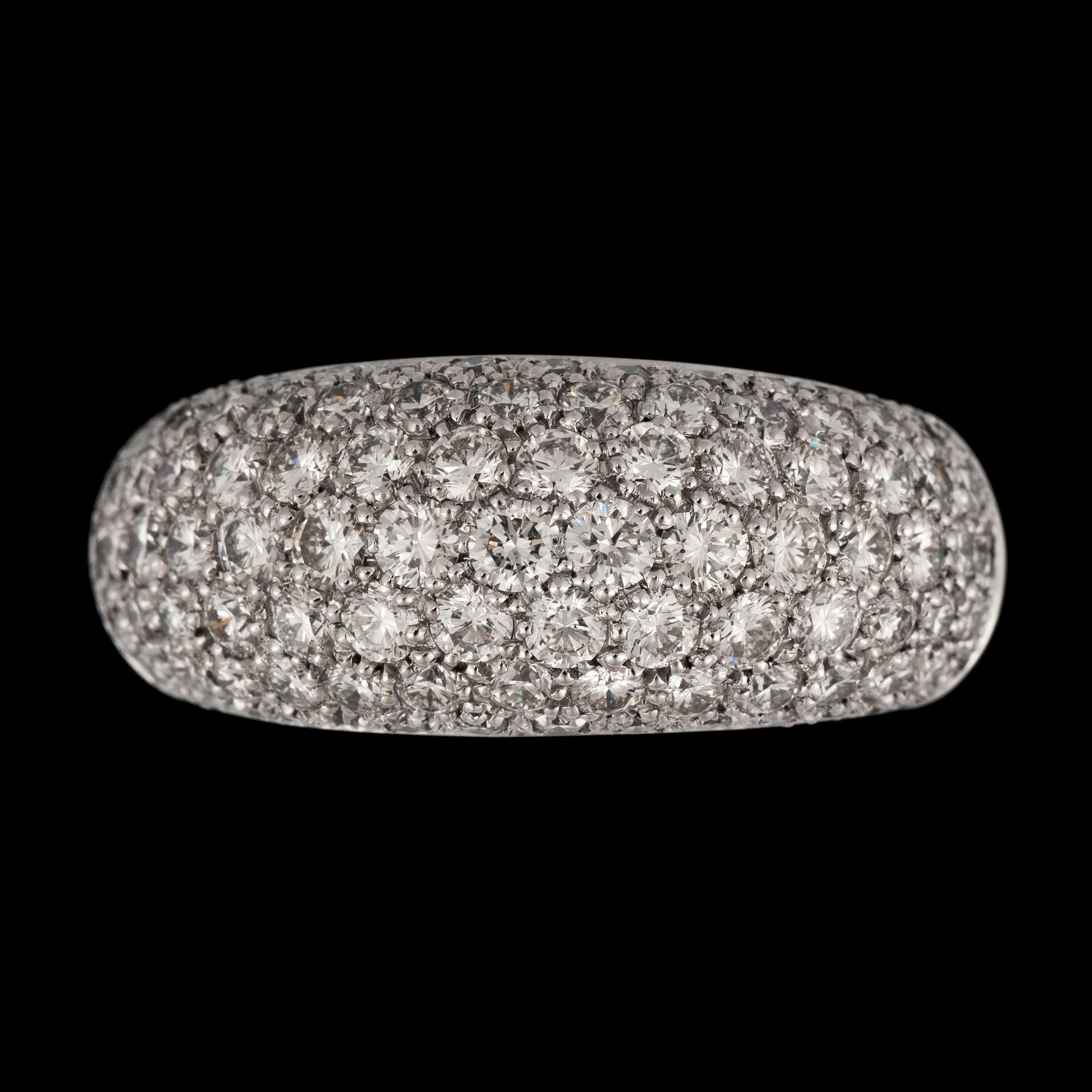 RING med pavéfattade diamanter ca 2.74 ct. Kvalitet ca H/ SI.