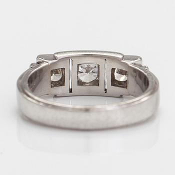 A.Tillander, ring, trestensring, platina med briljantslipade diamanter totalt ca 1.18 ct.