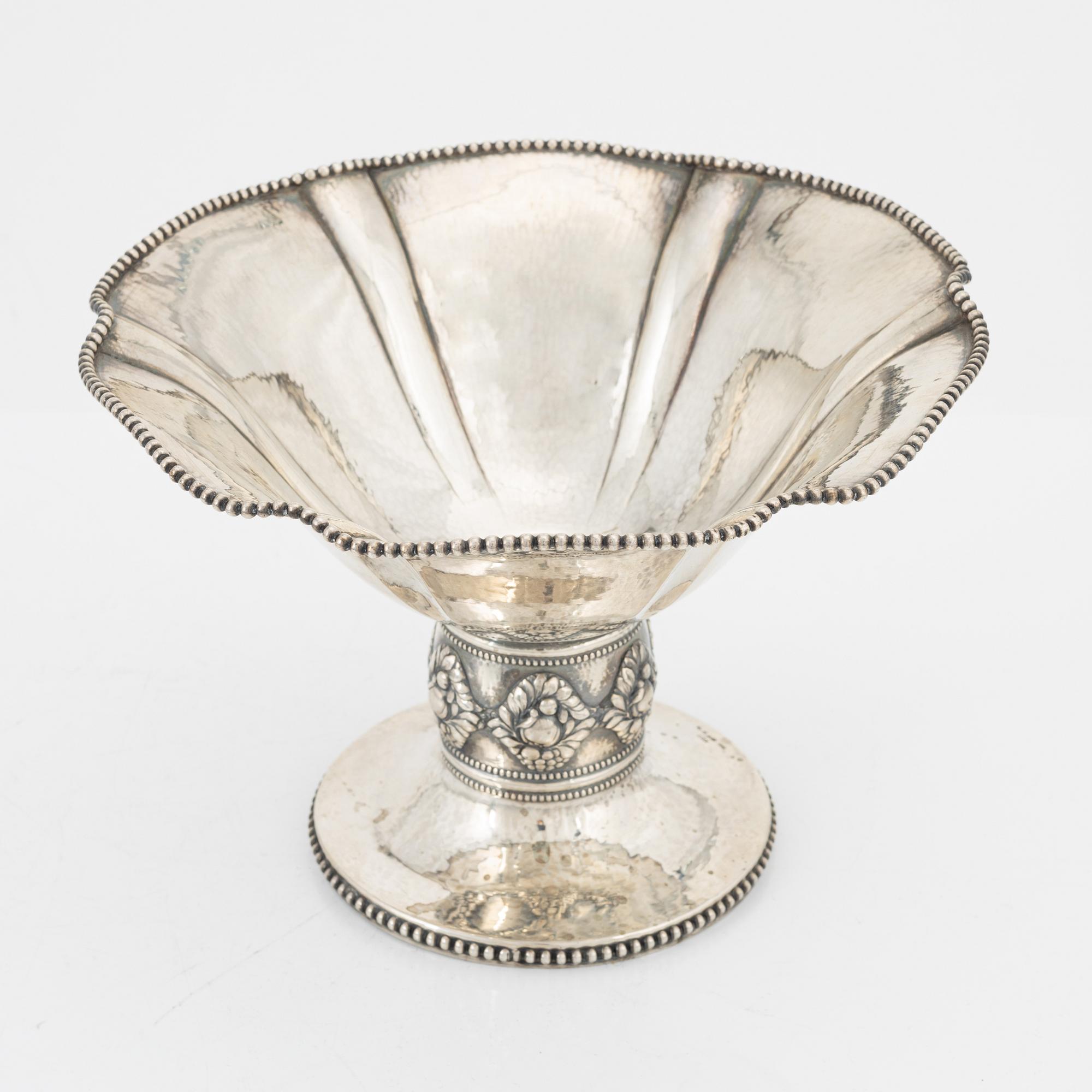 Skål på fot, silver, JE Bohlin, Jönköping, 1920.