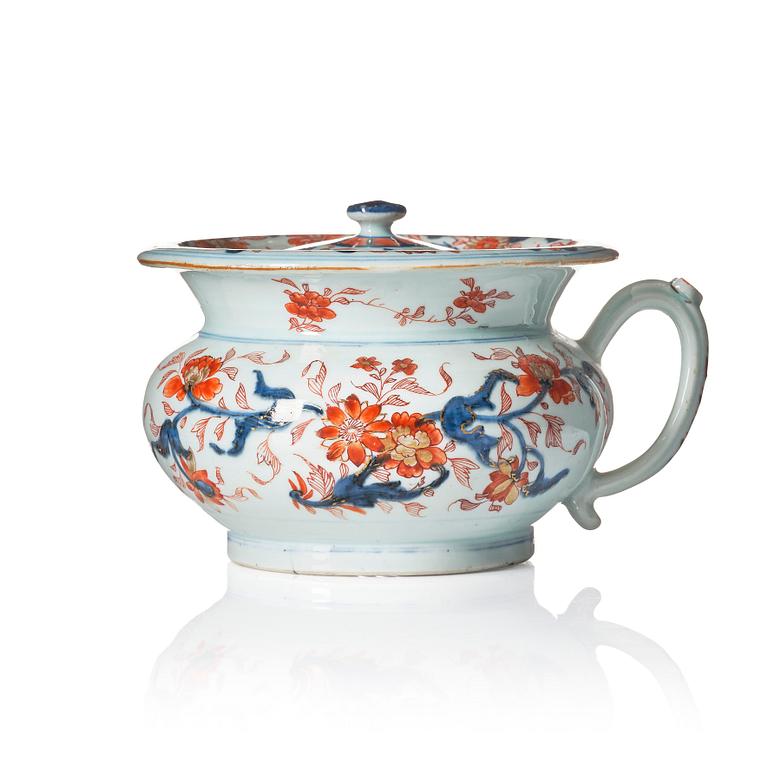 An imari chamber pot with cover, Qing dynasty, Kangxi (1662-1722).