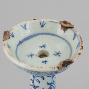 PARTI FÖREMÅL, 2 st, brons samt LJUSSSTAKAR, ett par, porslin. bl.a. Qingdynastin samt 1900-tal.