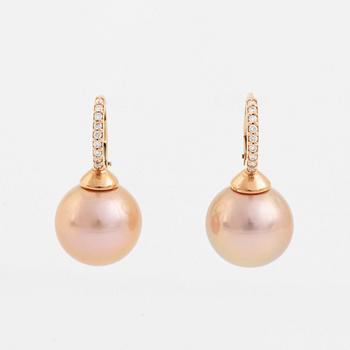 Örhängen med rosa sötvattenspärlor och briljantslipade diamanter.
