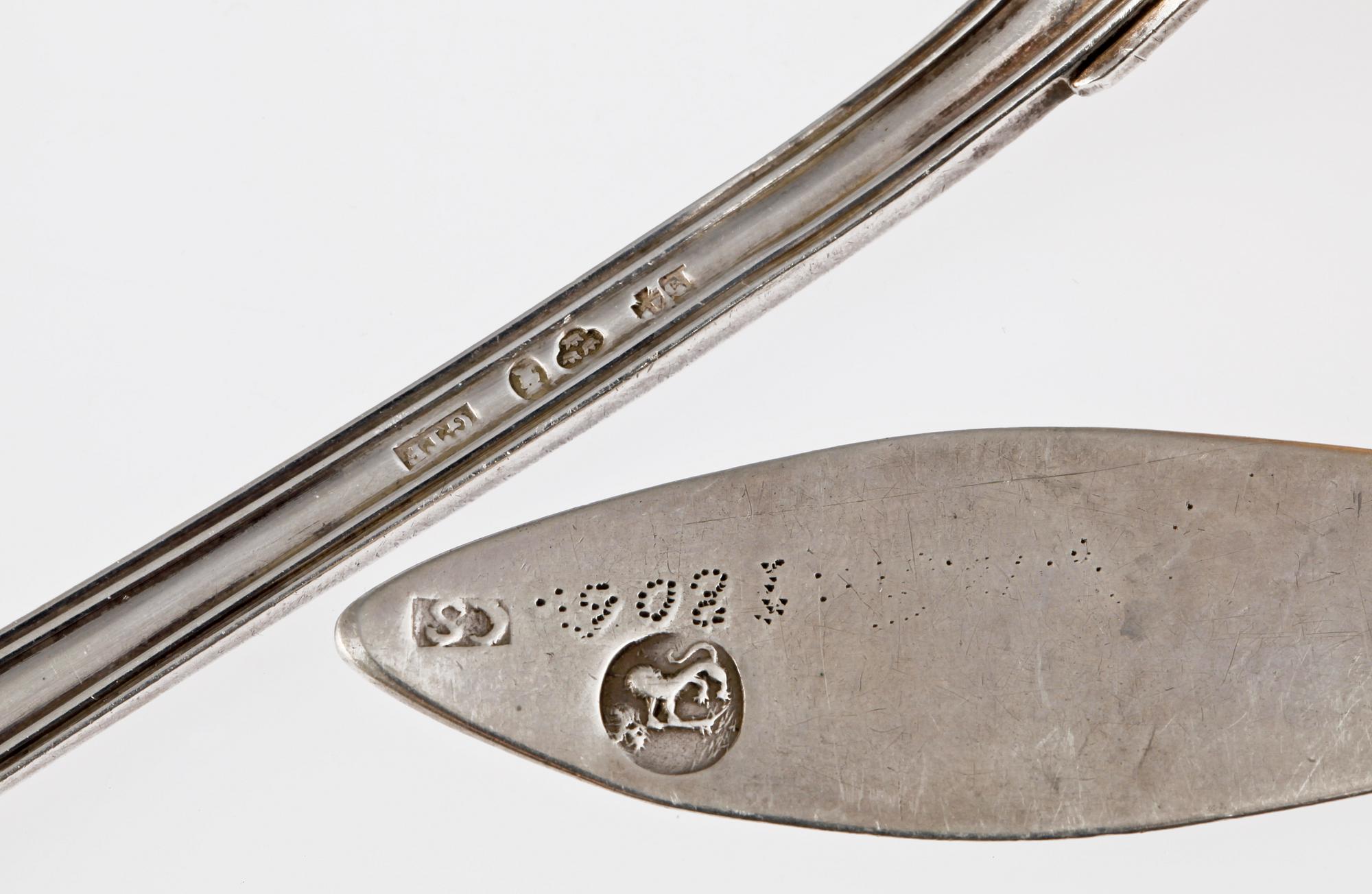 SÅSSLEVAR, 2 st, silver. Gustaf Theodor Folcker, 1835, Stockholm samt Carl Schvart, Karlshamn tidigt 1800-tal. Tot ca 100 g.