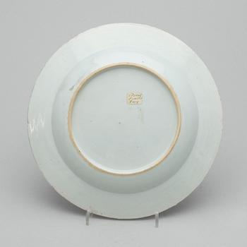 TALLRIK. Porslin, Kina, Qianlong (1735-96).