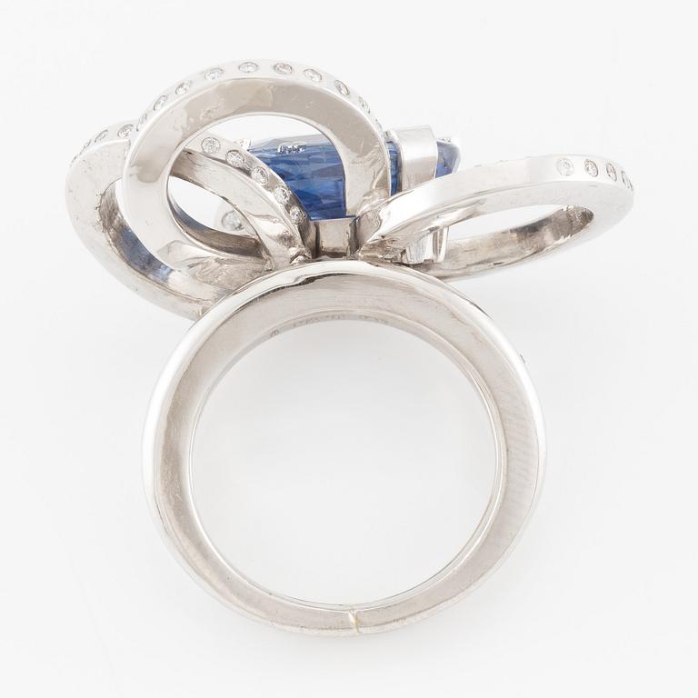 Ring, Mandelstam, 18K vitguld med safir och briljantslipade diamanter.