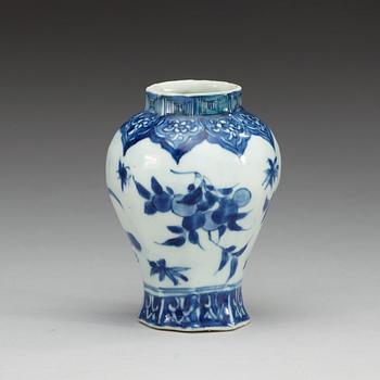 A blue and white Transitional jar, 17th Century.