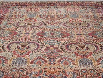 Matto, a semi-antique Kerman, ca 375-379,5 x 268-271 cm.