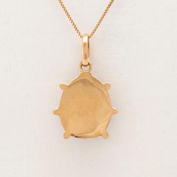 An 18K gold and enamel necklace.