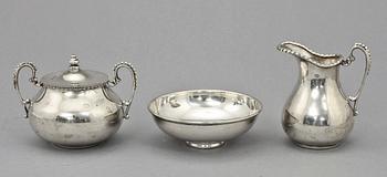 GRÄDDKANNA, SOCKERSKÅL samt SKÅL, silver, utländska stmpl, 1900-tal. Vikt 260 g.