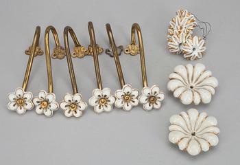 PARTI GARDINOMFÅNG 6 st, samt DEKORATIONER, 2+6, gulmetall och porslin, 1900-tal.
