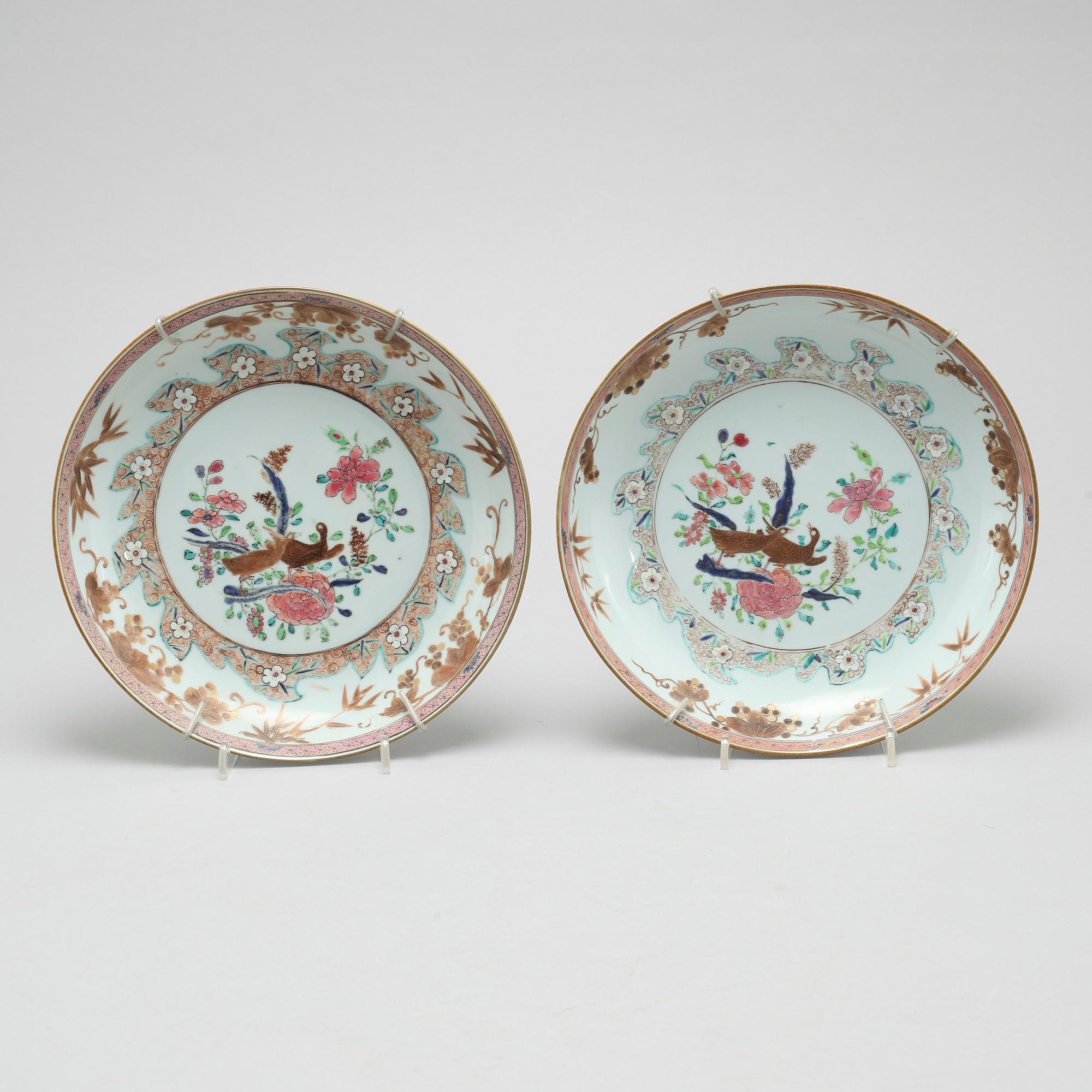 A pair of chinese porcelian plates from the 18th century.