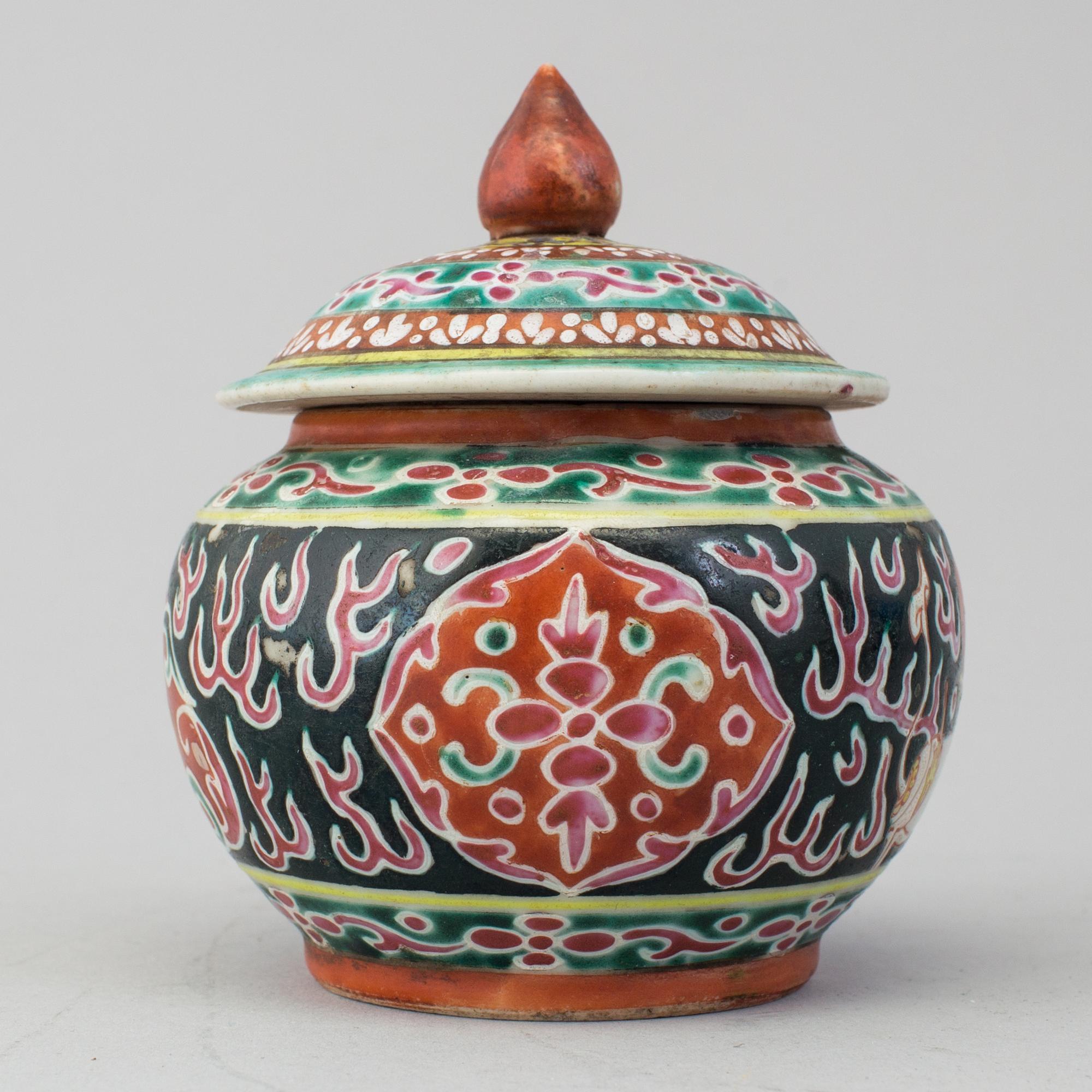A Bencharong porcelain bowl with cover, China for the Thai Market, Ayutthaya Period, 18th/19th Century.