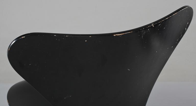 STOLAR, ett par, "Sjuan", Arne Jacobsen, Fritz Hansen, tillverkade 1998.