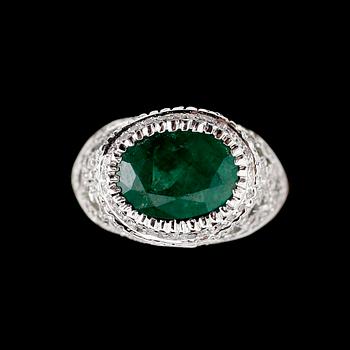 RING, 18 k vitguld, smaragd ca 4.00 ct, diamanter tot ca 0,55 ct.