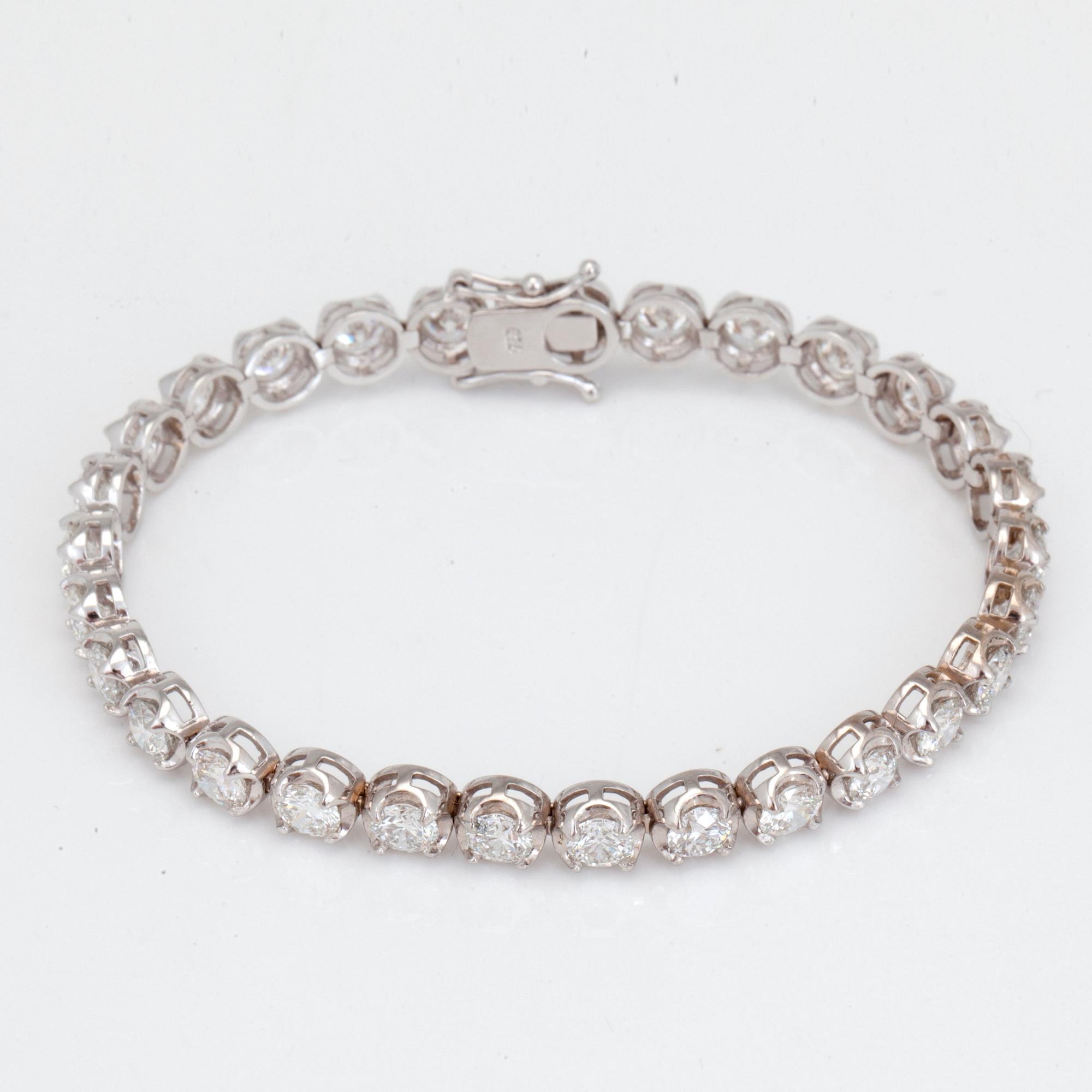 ARMBAND med 29st briljantslipade diamanter totalt ca 9.00ct. Kvalitet D-G/VS. Kvalitet enligt certifikat från GIA.
