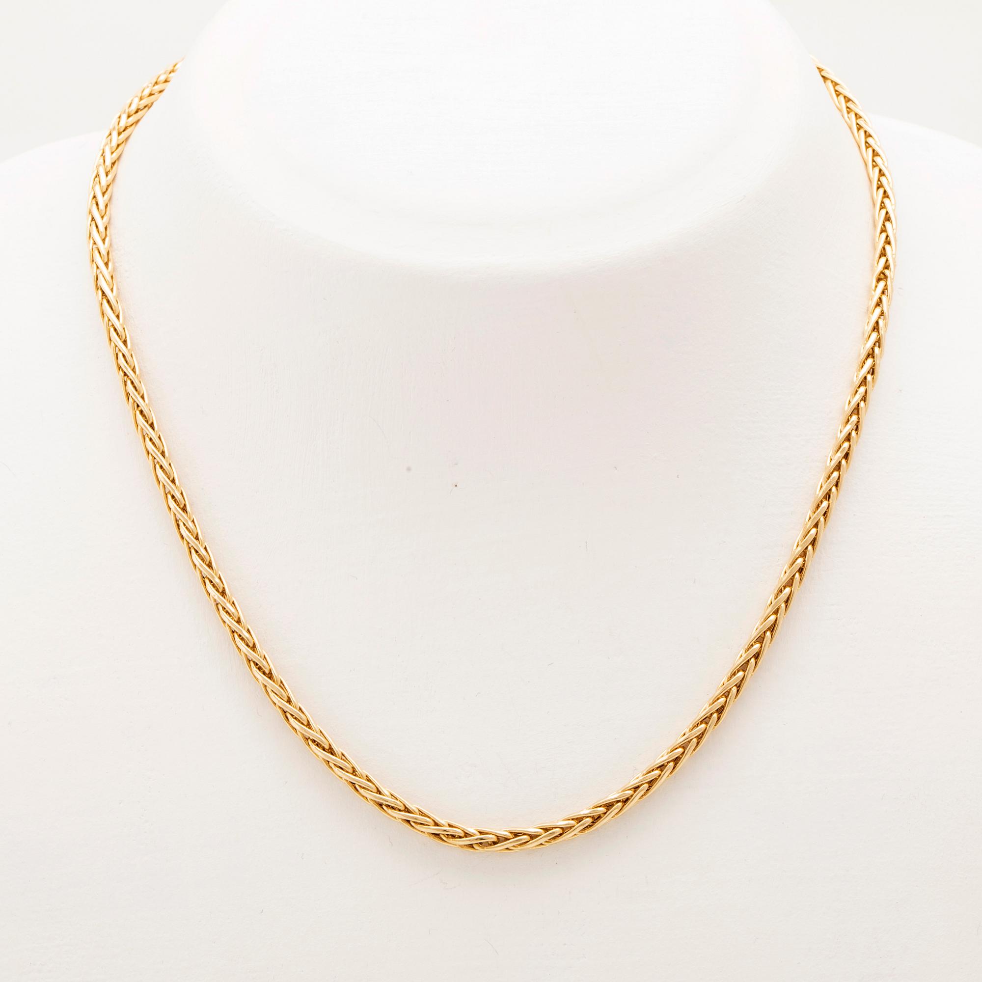 Necklace herringbone chain in 18K gold.