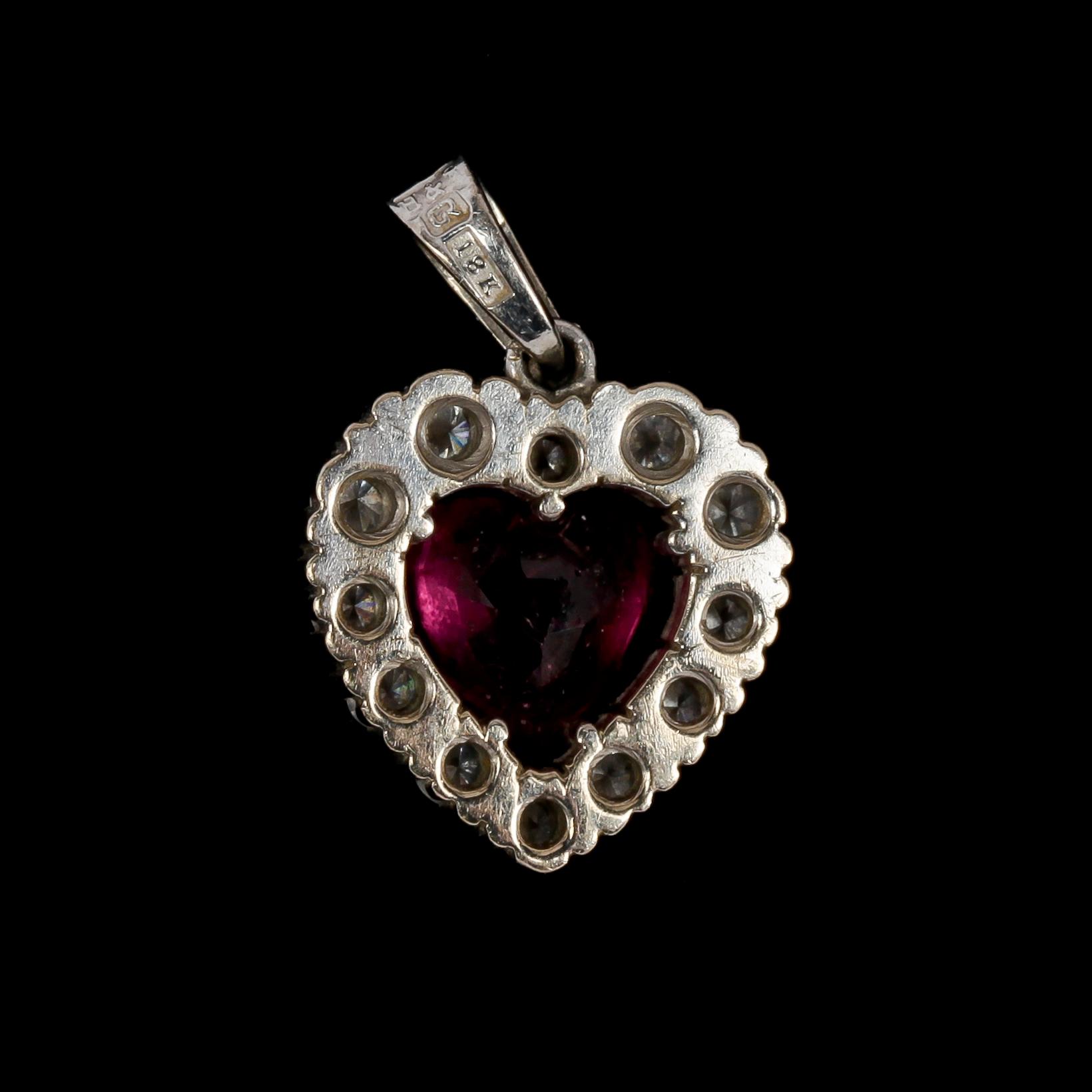 HÄNGSMYCKE, 18k vitguld med hjärtslipad rubin och briljantslipade diamanter, tot. ca 0.85 ct.