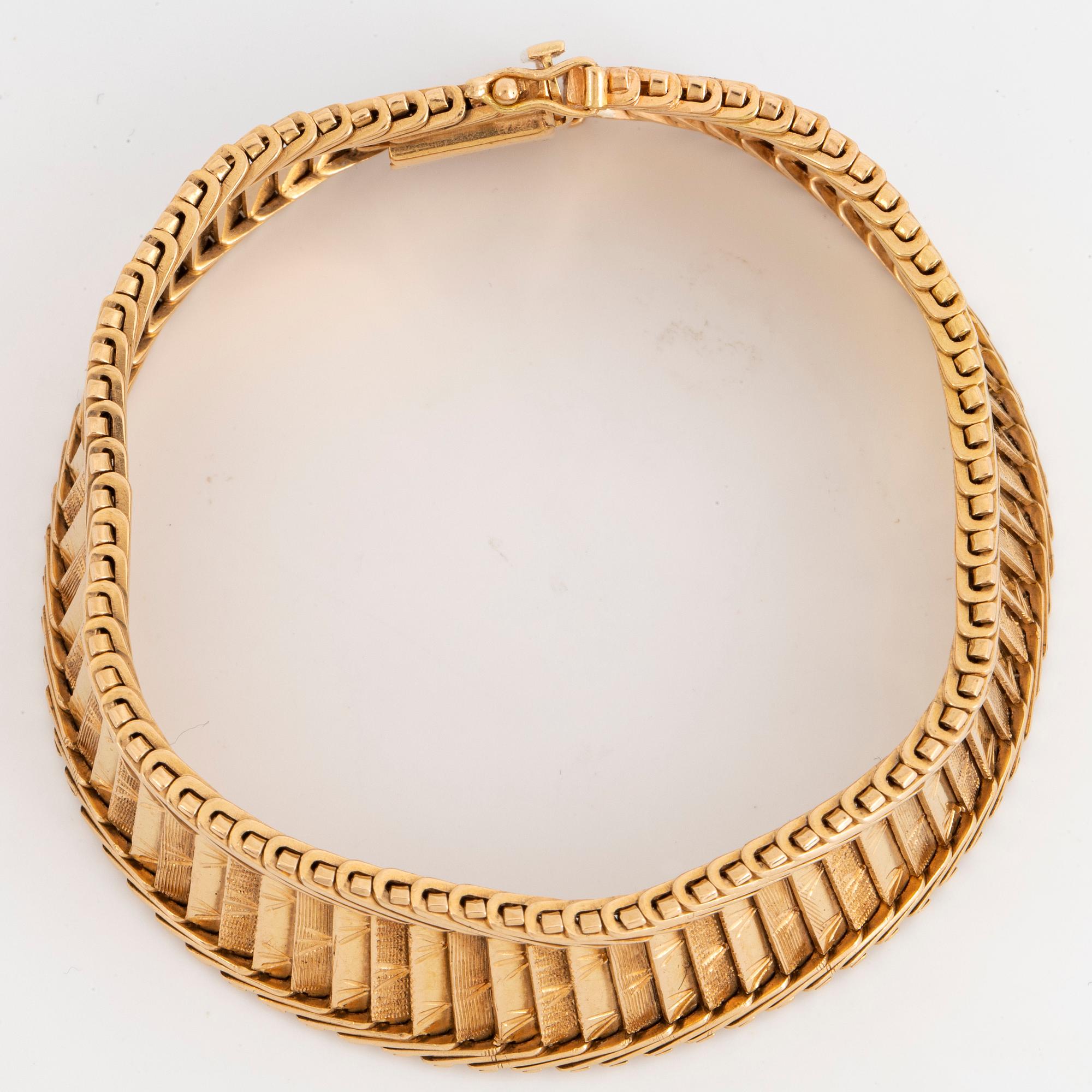 18K gold bracelet.