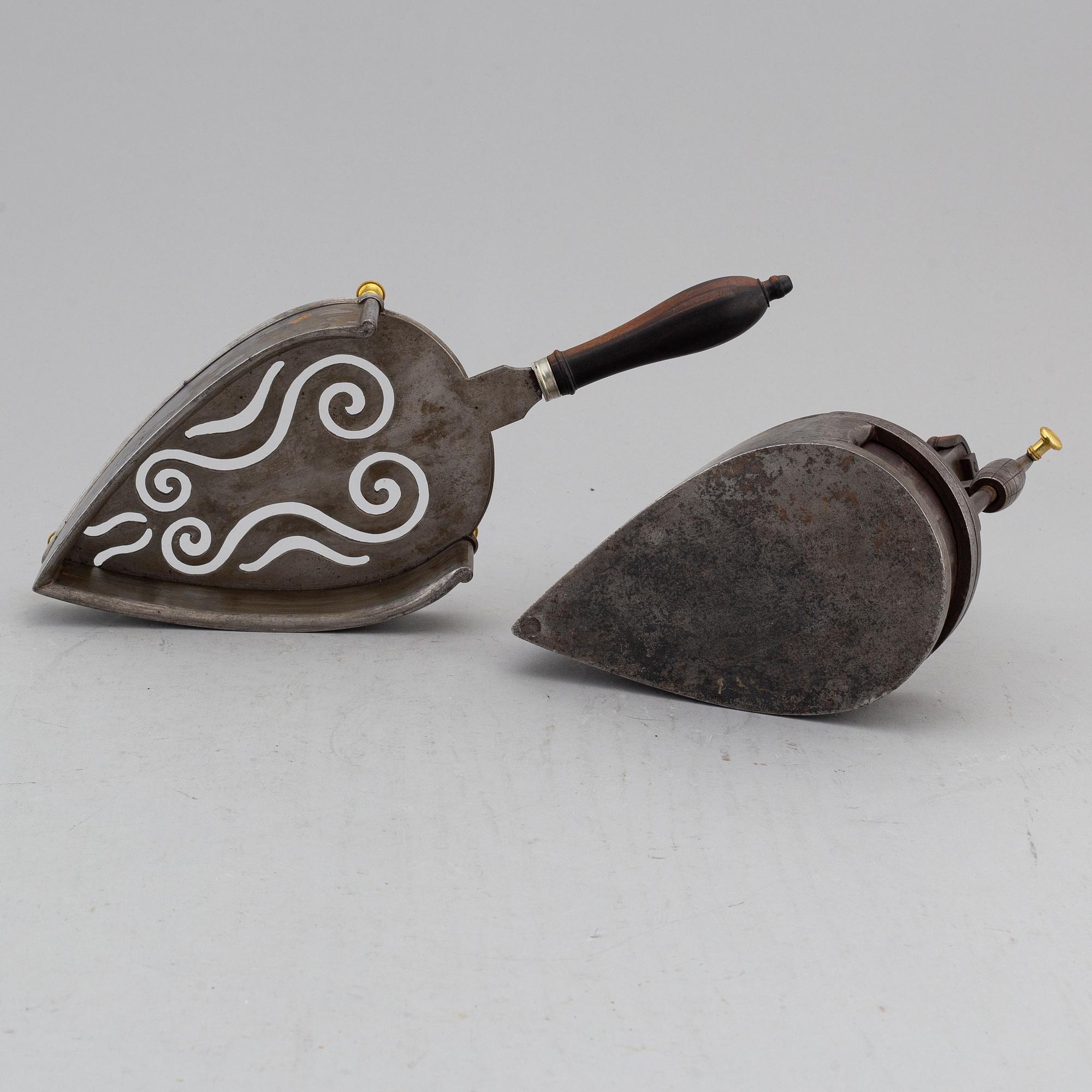 STRYKJÄRN med ställ, polerat stål, 1800-tal.