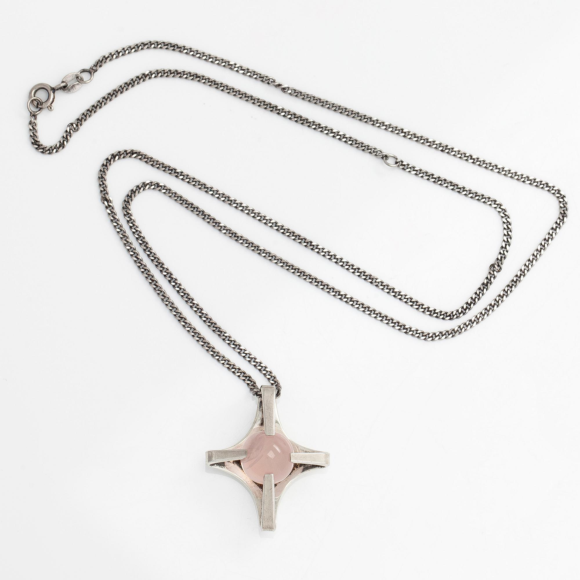 Elis Kauppi, riipus, hopea ja ruusukvartsi, Kupittaan Kulta, Turku 1966, ketju sterlinghopeaa.