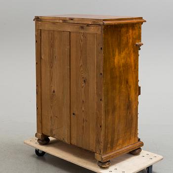 A late 19th century chest of drawers.