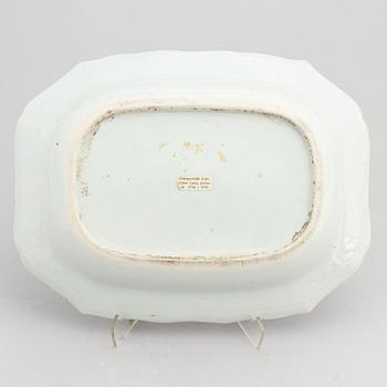 A Chinese blue and white terrine dish or tray, Qing dynasty, Qianlong (1736-1795).