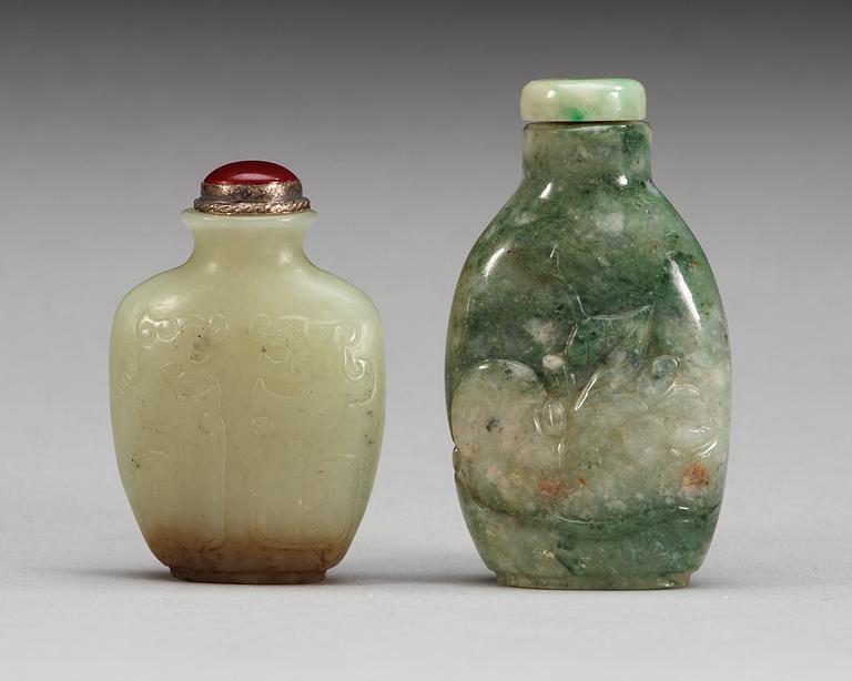 Two nephrite snuff bottles with stopper, late Qing dynasty.