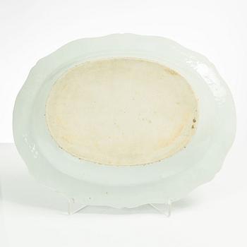 A famille rose serving dish, Qing dynasty, Qianlong (1736-95).