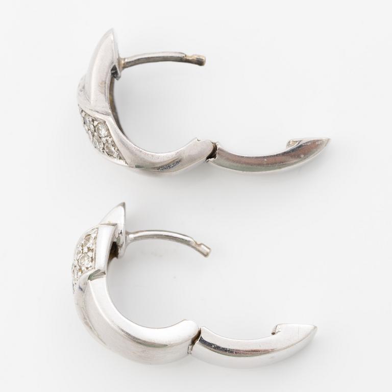 18K white gold earrings with small brilliant-cut diamonds.