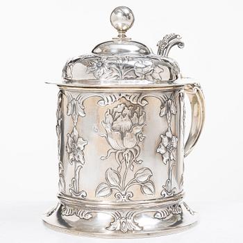 C.G. Hallberg, Dryckeskanna, silver, Stockholm 1903.