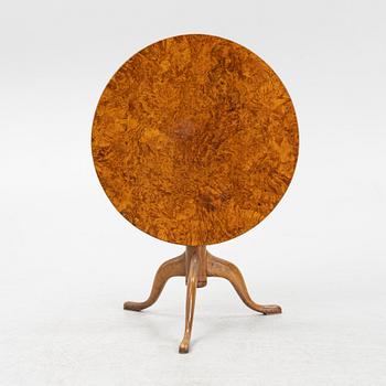 A tilt top table by Jacob Sjölin (1767-1785).