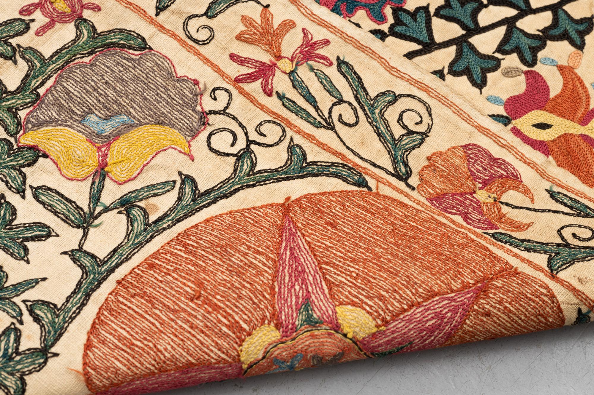 Broderi, antik Uzbekistan suzani, ca 244 x 145 cm.