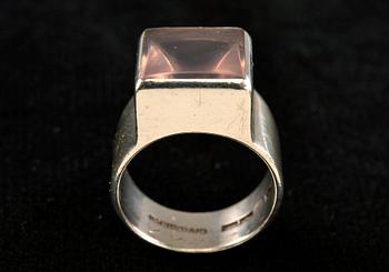 Bertel Gardberg, RING, silver med rosenkvarts, N. Westerback, Helsingfors 1960. Vikt 10 g.