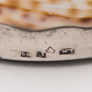 SNUSDOSOR 2 ST, ena med silver beslag Lars Malm, Eskilstuna 1843, andra med metallbeslag.