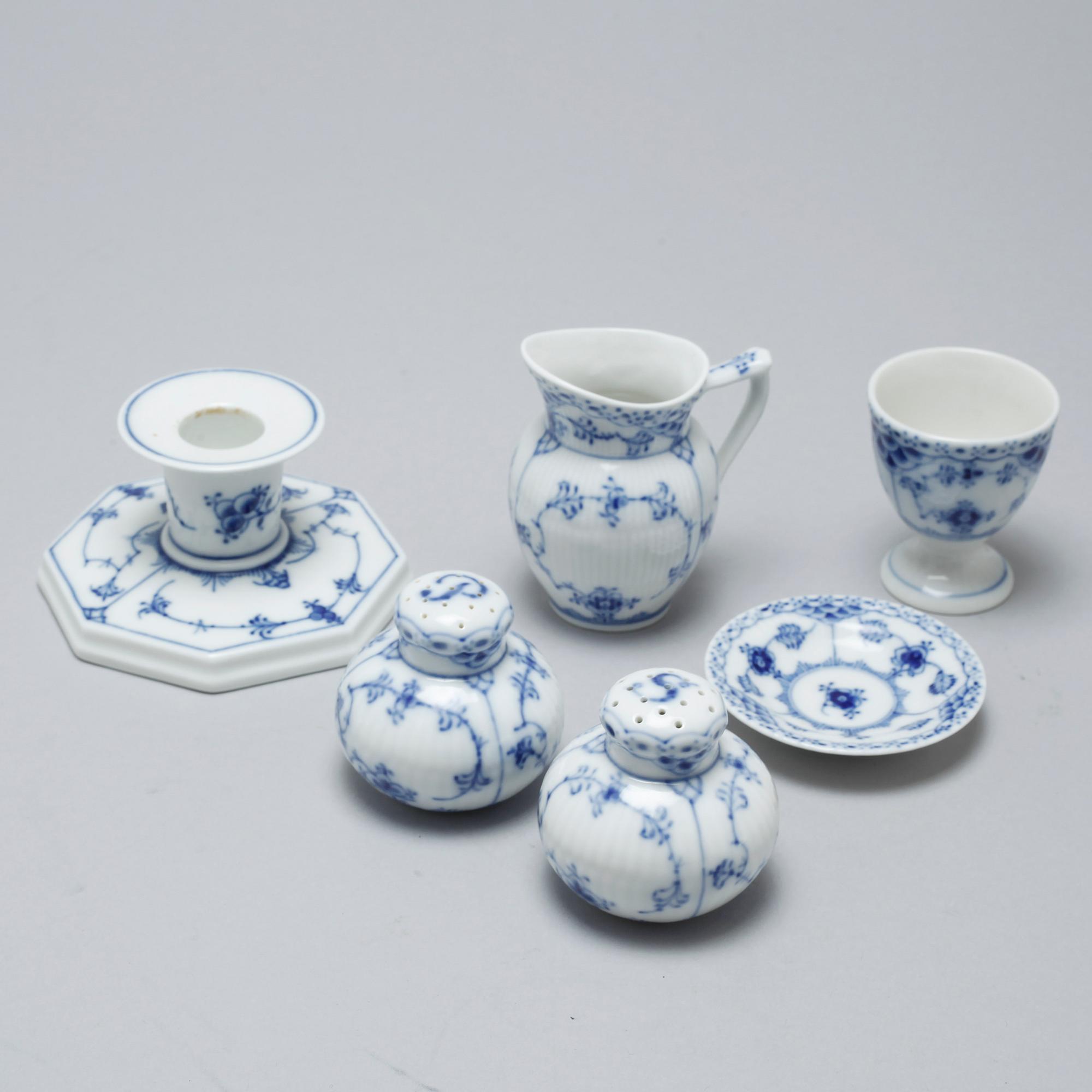 A porcelain tableware set of 92 pcs, "Musselmalet" by Royal Copenhagen, Denmark, second half of the 20th century.